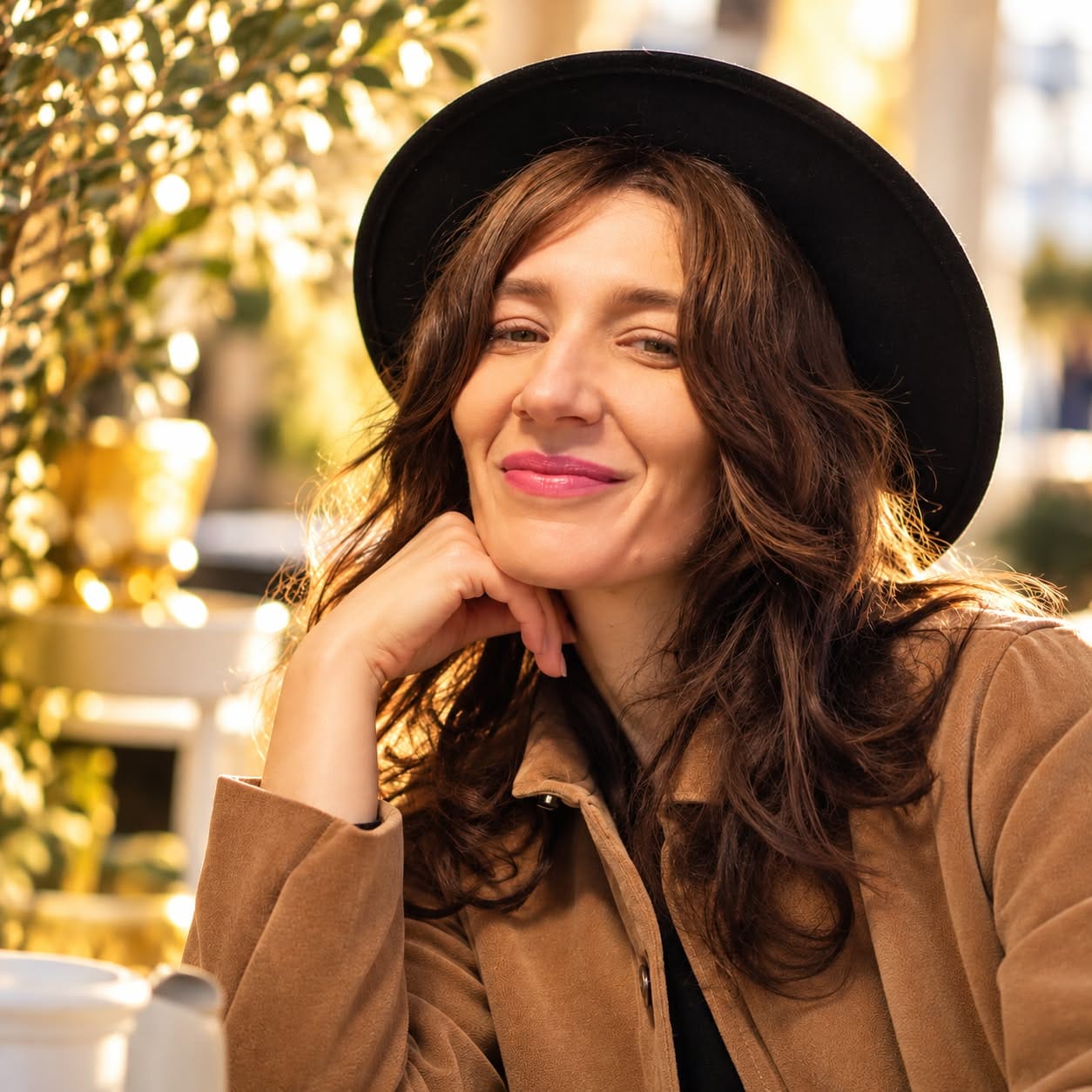 Iulia Bobeica, purtând pălărie neagră și haină camel